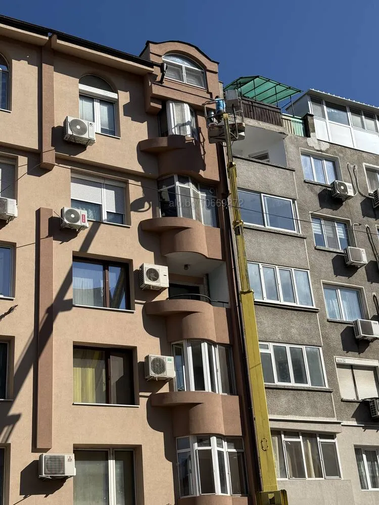 Работа от автовишка по горните етажи на жилищен блок